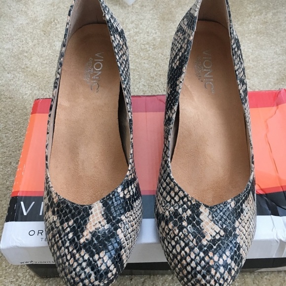 𝅺VIONIC cushioned snakeskin wedge - Picture 2 of 10